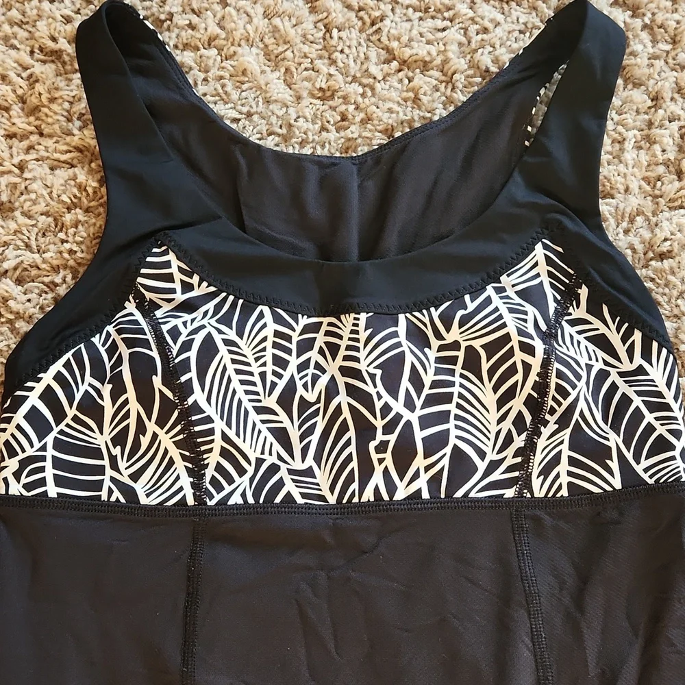 LuLulemon black and white womans tank top size 6